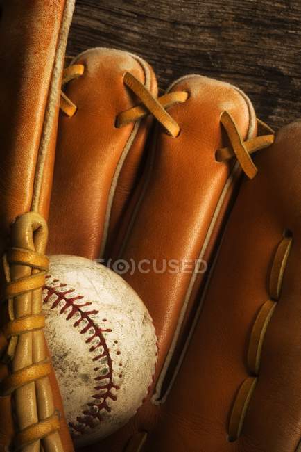 Close Up de beisebol em luva de couro — Fotografia de Stock
