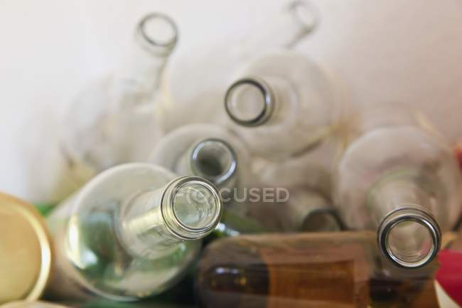 Primer plano botellas de vidrio usadas para el reciclaje - foto de stock