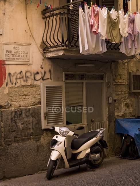Moped parked near wall — Stock Photo