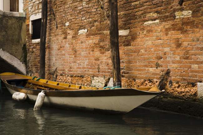 Лодка пришвартована в канале — стоковое фото