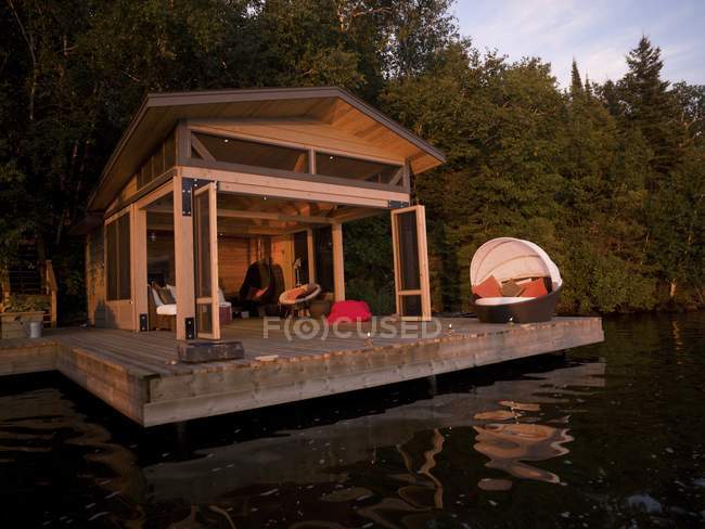 Lake House sobre a água — Fotografia de Stock
