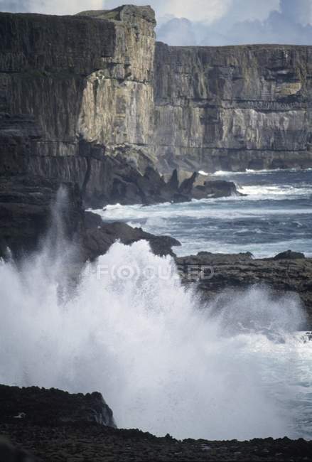 Steep Cliffs And Waves — Stock Photo