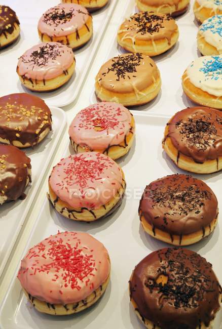 Donuts gelados em exposição — Fotografia de Stock