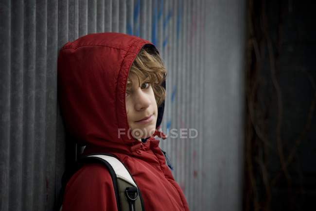 Junge im Teenageralter; Junge trägt Kapuzenjacke und blickt in Kamera — Stockfoto