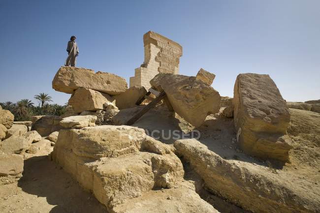 Чоловік стоїть на краю каменю — стокове фото