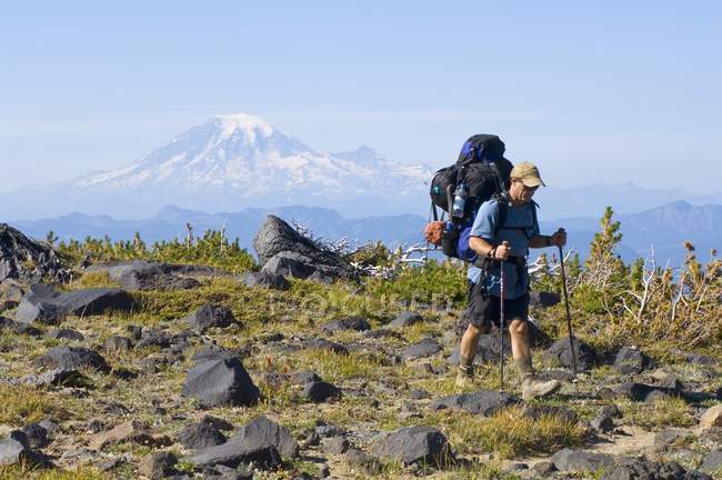 Backpacker In Front Of Mount Rainier, Mount Adams Wilderness, Washington State, Usa — Stock Photo