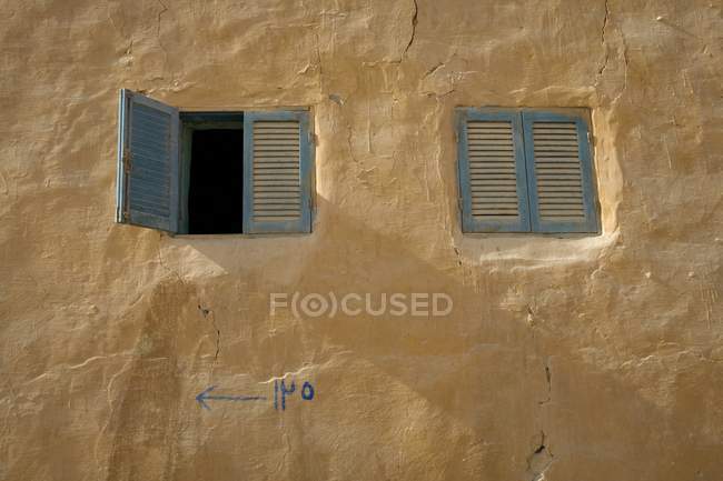 Fenêtres dans mur de pierre — Photo de stock
