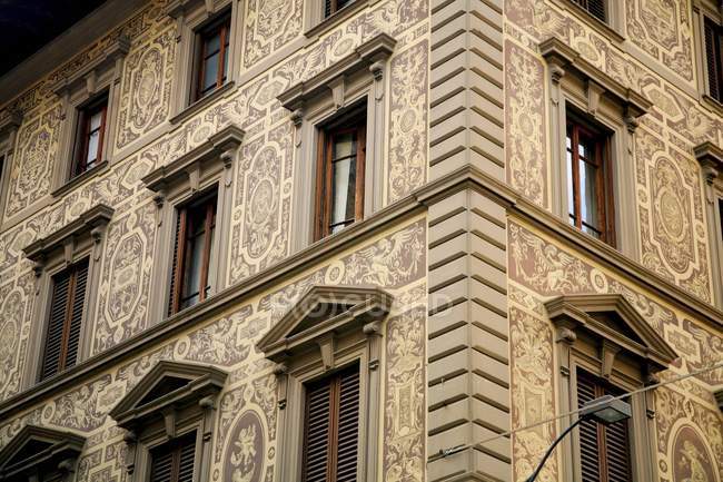 Palazzo con fachada adornada - foto de stock