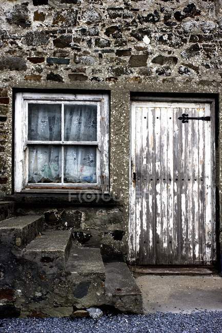 Verwitterte Tür und Fenster — Stockfoto