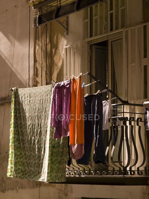 Blanchisserie sur le balcon en Italie — Photo de stock