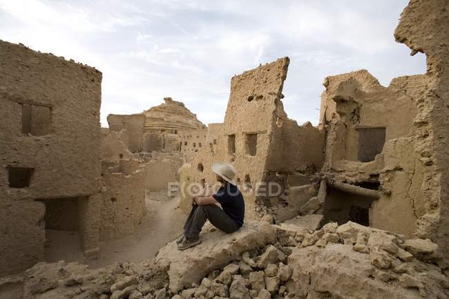 Man Overlooking Fortress — Stock Photo