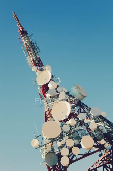 Mastos e antenas de comunicação — Fotografia de Stock