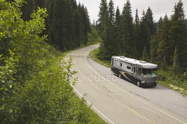 Camping-car Sur l'autoroute en forêt — Photo de stock