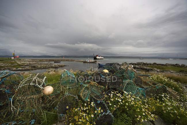 Redes de pesca na costa durante o dia — Fotografia de Stock