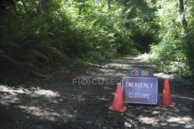 Дорога закрыта из-за чрезвычайной ситуации — стоковое фото