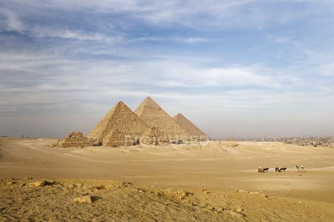 Pirâmides no campo de areia — Fotografia de Stock