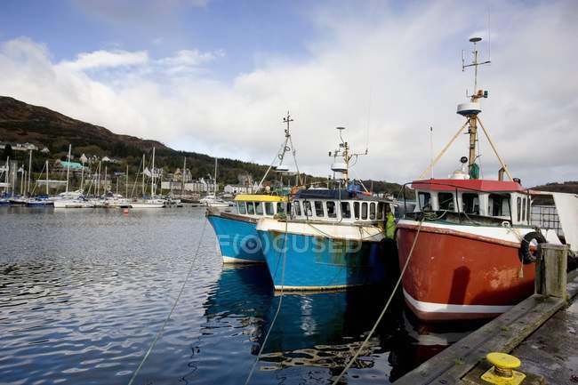 Лодки в порту над водой — стоковое фото