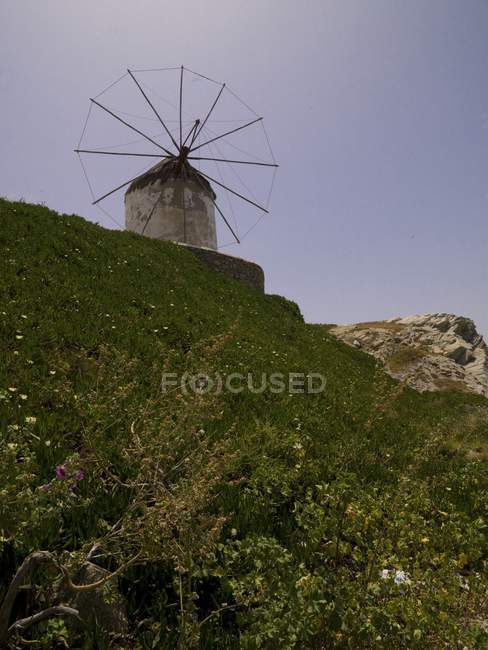 Старий вітряк на пагорбі — стокове фото