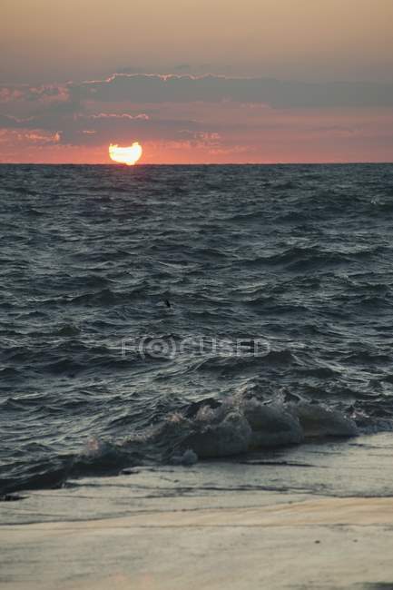 Захід сонця над океаном — стокове фото