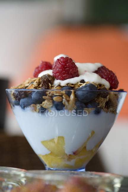 Frutas e granola em iogurte — Fotografia de Stock