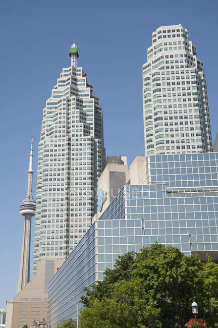Torre Cn y arquitectura moderna - foto de stock