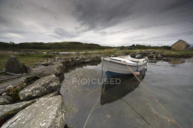 Barco amarrado à costa — Fotografia de Stock