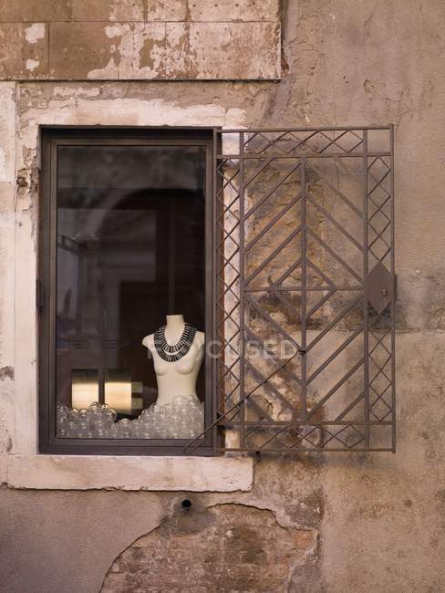 Schaufensterpuppe im Fenster in Venedig — Stockfoto