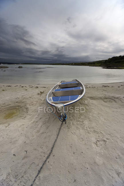 Canot sur le rivage — Photo de stock