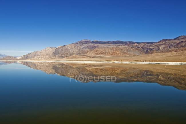 Lago Owens en Sierra Nevada - foto de stock