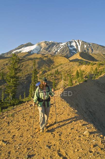 Caminhante em trilha de montanha — Fotografia de Stock