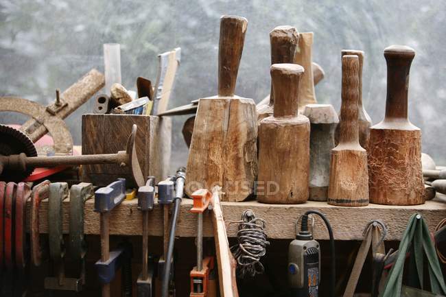 Tofino, Columbia Britannica, Canada; Strumenti per intagliare il legno delle prime nazioni — Foto stock