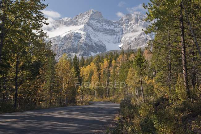 Cascadas de las montañas, el Parque Banff - foto de stock