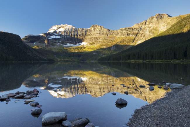 Lago Cameron, Waterton, Alberta - foto de stock