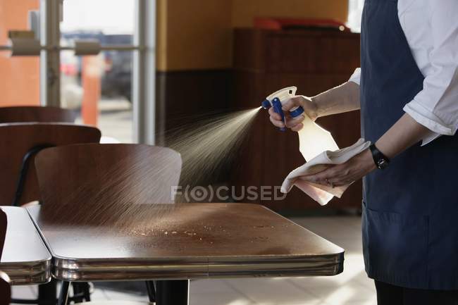 Чистящие столы в кафе — стоковое фото