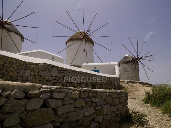 Windmühlen vor blauem Himmel — Stockfoto
