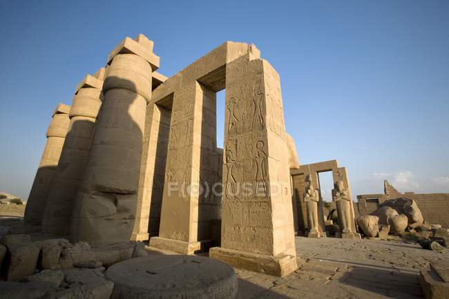 Palacio en ruinas de Ramesseum - foto de stock