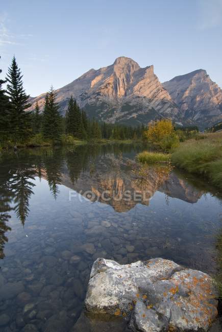 Rockies canadienses al amanecer - foto de stock