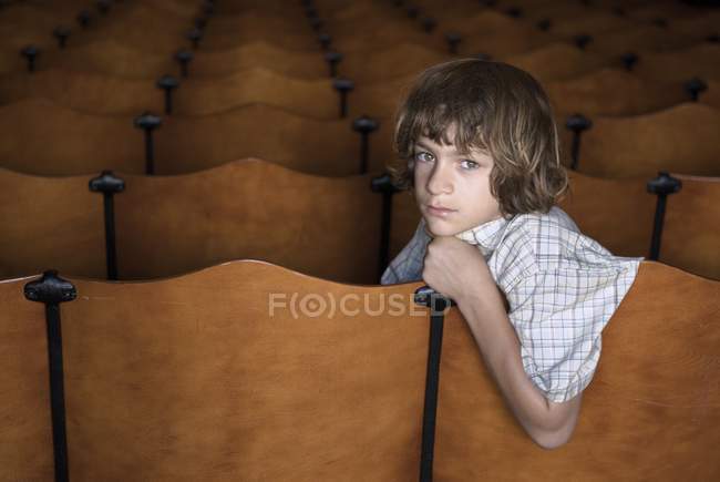 Criança sentada sozinha na cadeira no teatro — Fotografia de Stock