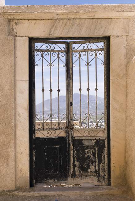 Vieux mur avec porte décorative — Photo de stock