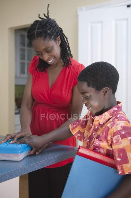 Mutter schickt Sohn zum Mittagessen in die Schule — Stockfoto
