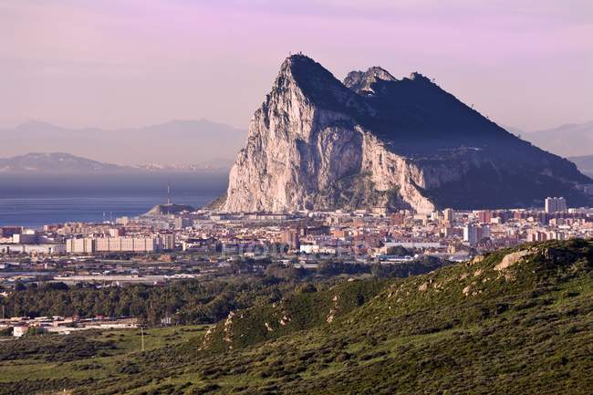 Berg und Stadt, Andalusien, Spanien — Stockfoto