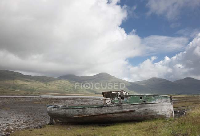 Boot am Ufer festgemacht — Stockfoto
