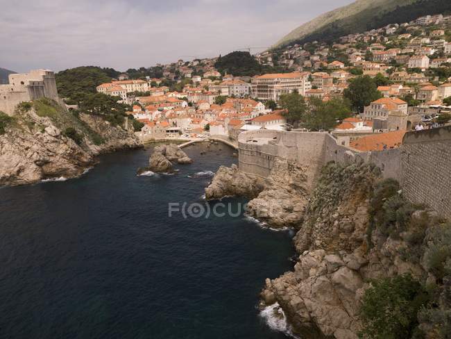 Buildings on cliff over water — Stock Photo