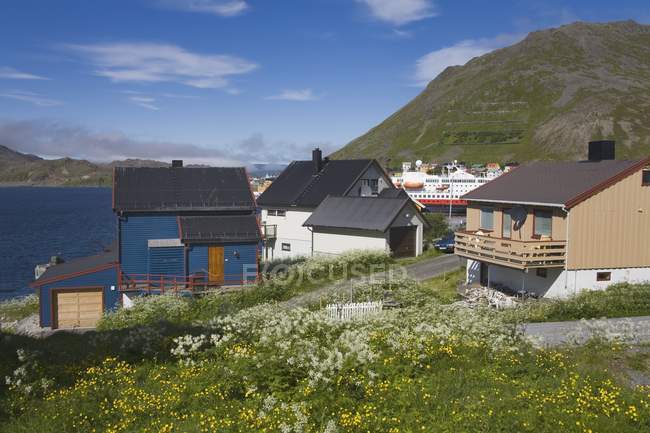 Case nel porto di Honningsvag, isola di Mageroya — Foto stock