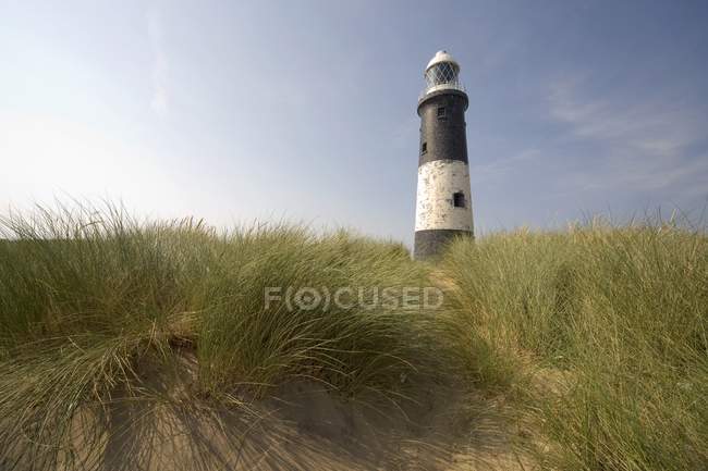 Leuchtturm in Dünen mit blauem Himmel — Stockfoto