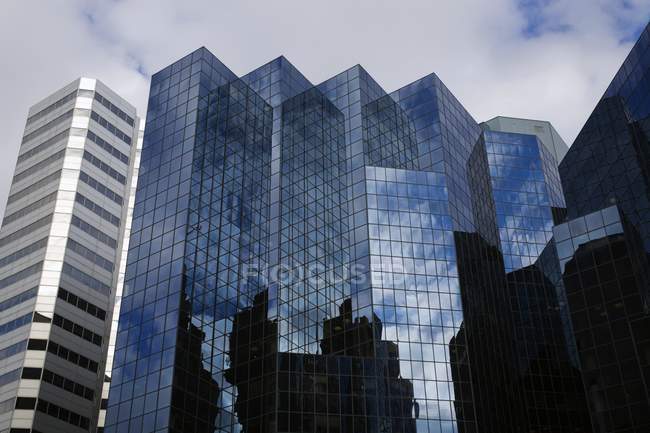 Офисные здания из стекла — стоковое фото