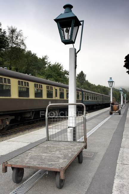 Zug am Bahnhof in England — Stockfoto