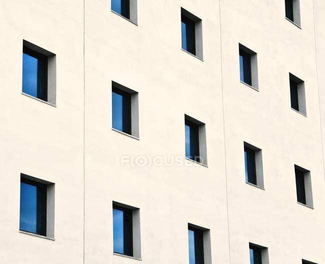 Fenêtres dans un immeuble de bureaux — Photo de stock