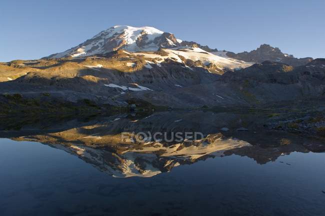 Montaña con reflejo en el lago - foto de stock