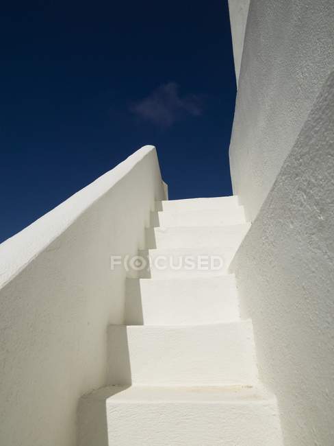 Escadaria branca contra o céu — Fotografia de Stock